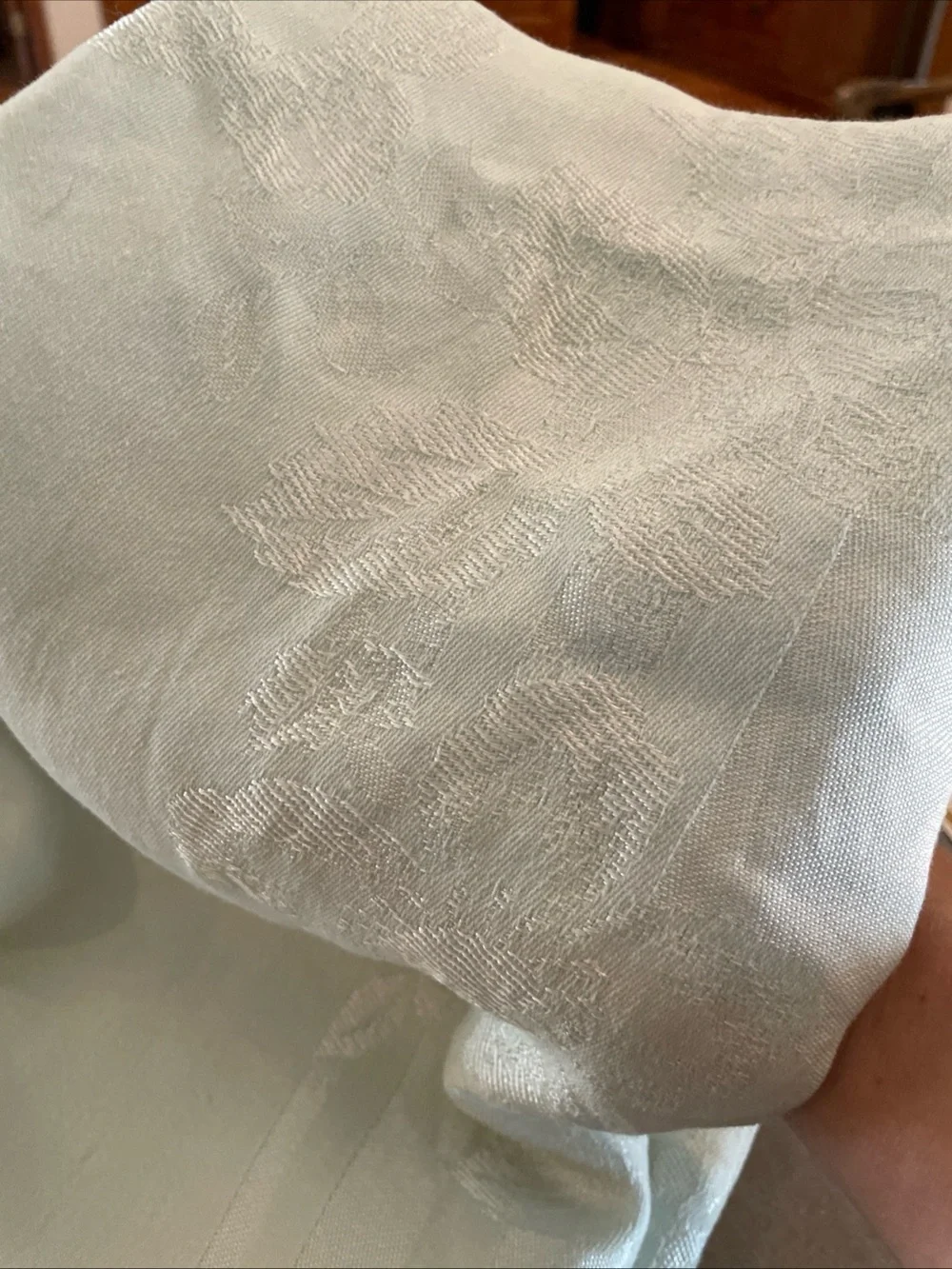 Bardwil Imported Damask “Grandeur” 64” X 84” Tablecloth & 8 Matching napkins